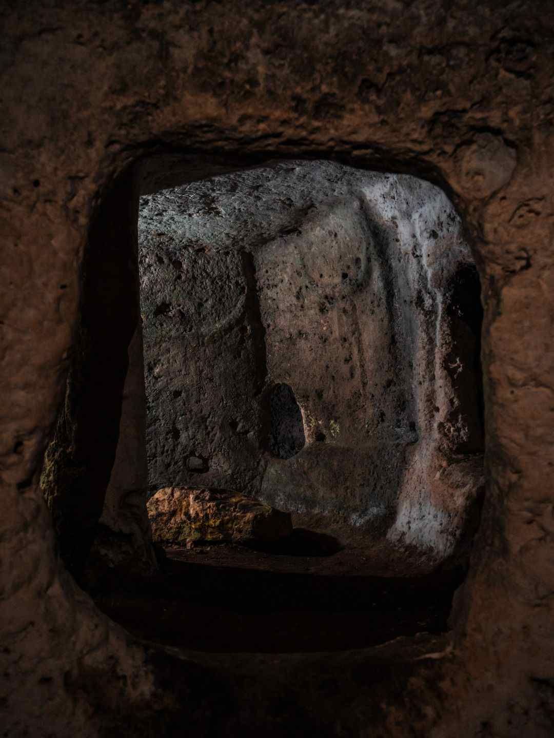 Interni della Domus de Janas di Montalé a Sassari