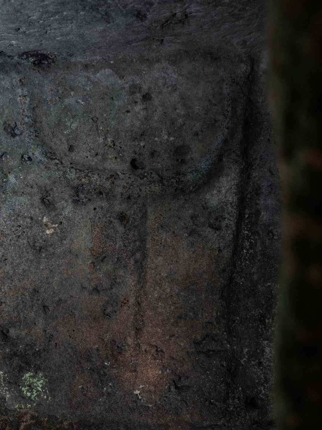Decorazione scolpita in rilievo dentro Domus de Janas di Montalé a Sassari