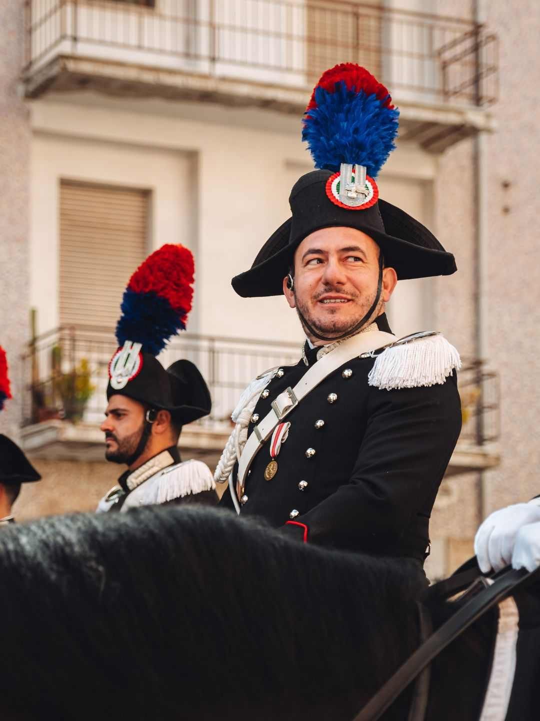 Carabiniere a cavallo durante la Cavalcata Sarda a Sassari