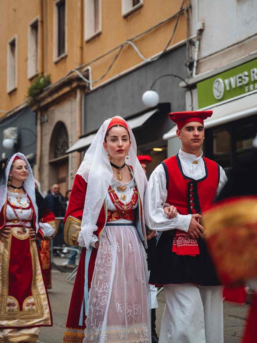 Sfilata di abiti tipici sardi alla Cavalcata Sarda nel centro di Sassari