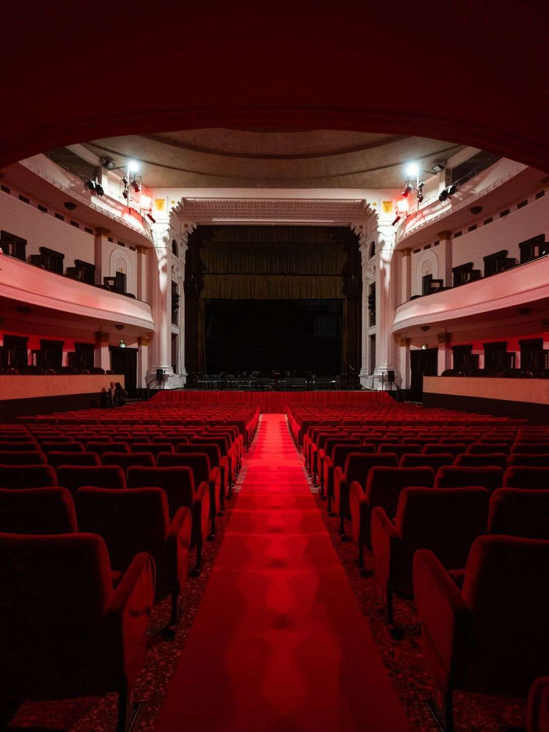 Platee e poltrone nel Teatro Verdi a Sassari