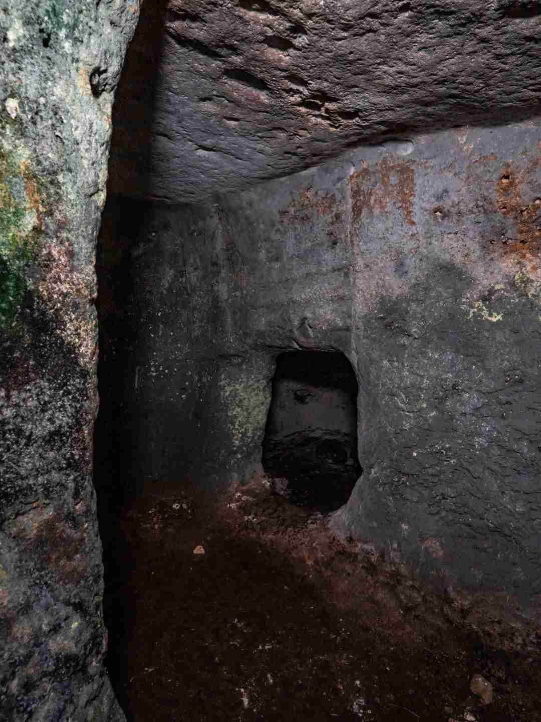 La tomba Domus de Janas di Montalé a Sassari