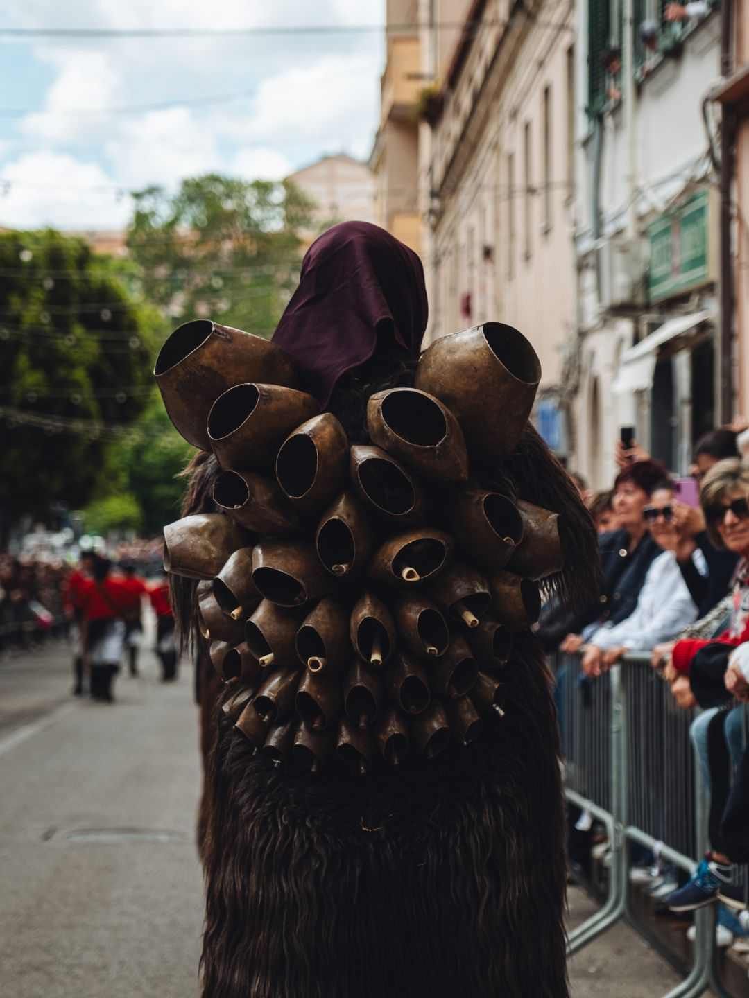 Mamuthones sfila alla Cavalcata Sarda a Sassari