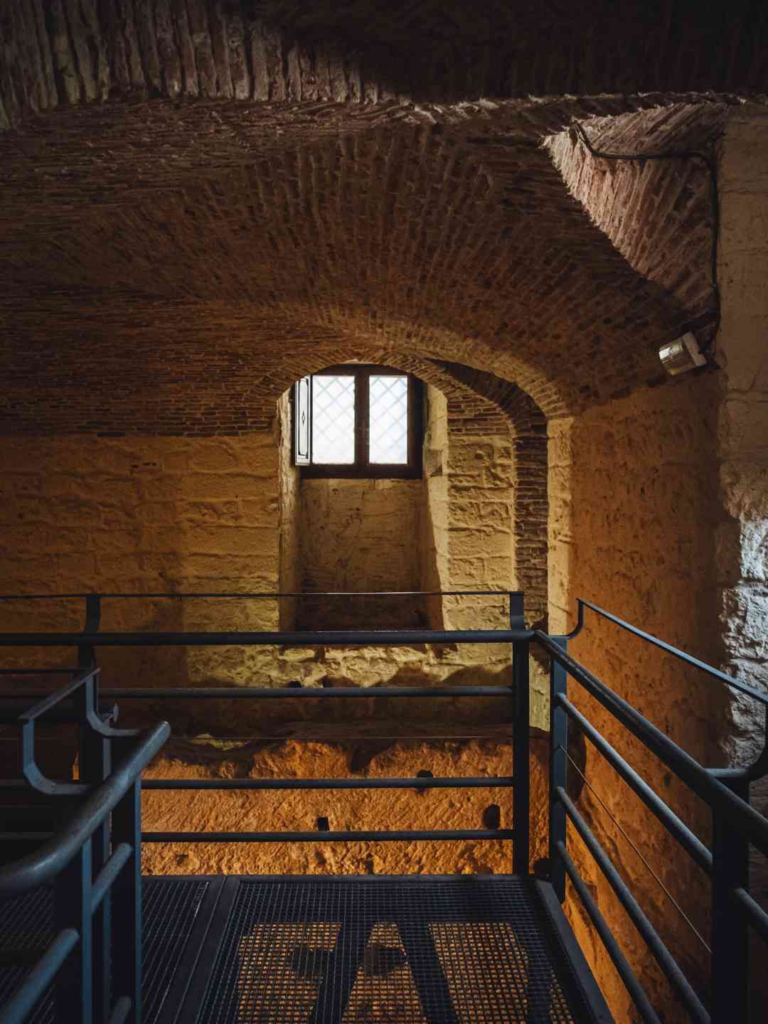 Sistema di passerelle metalliche nei sotterranei di Palazzo Ducale a Sassari per la visita agli scavi archeologici