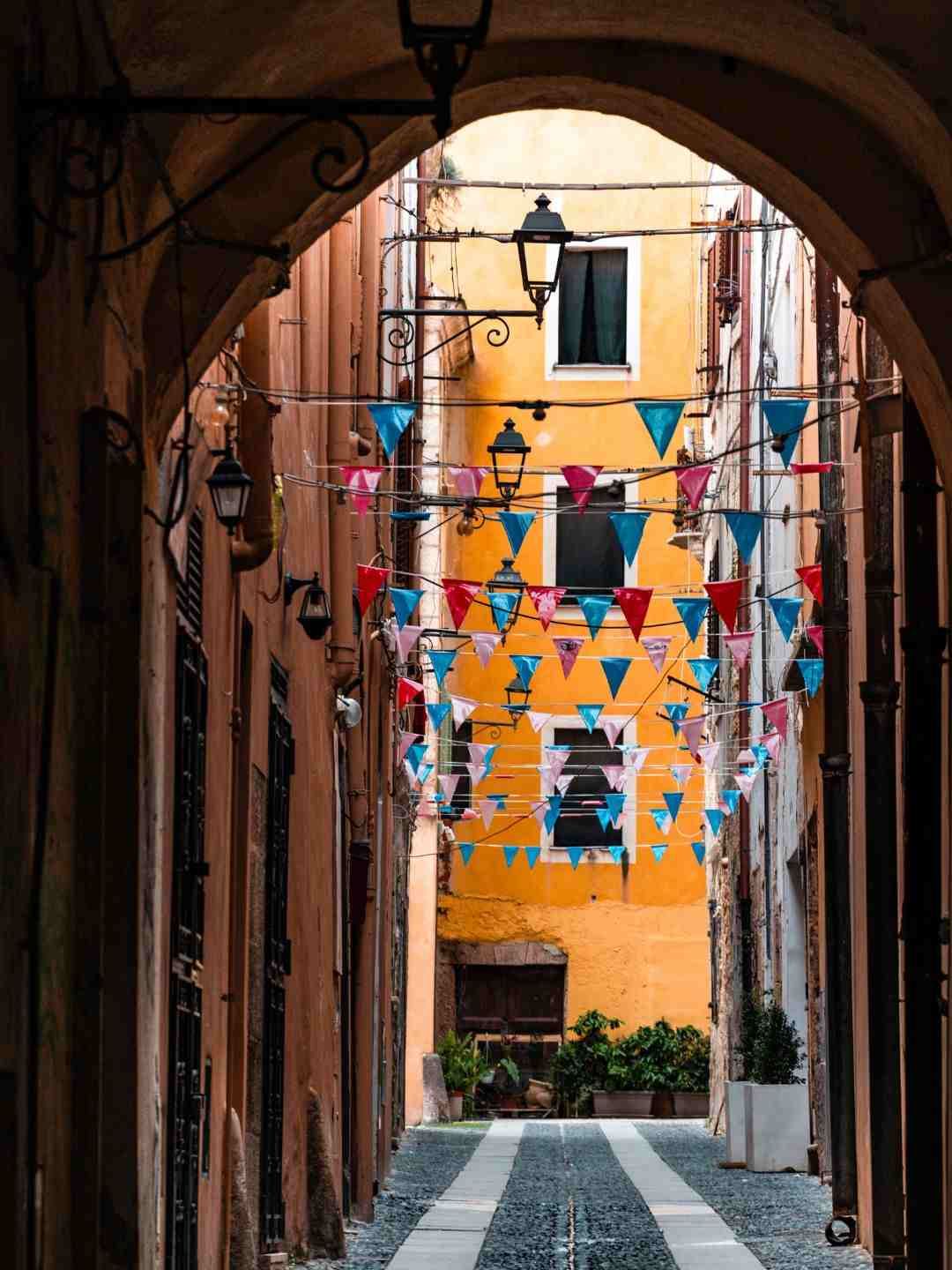 Bandierine colorate nel centro storico di Sassari