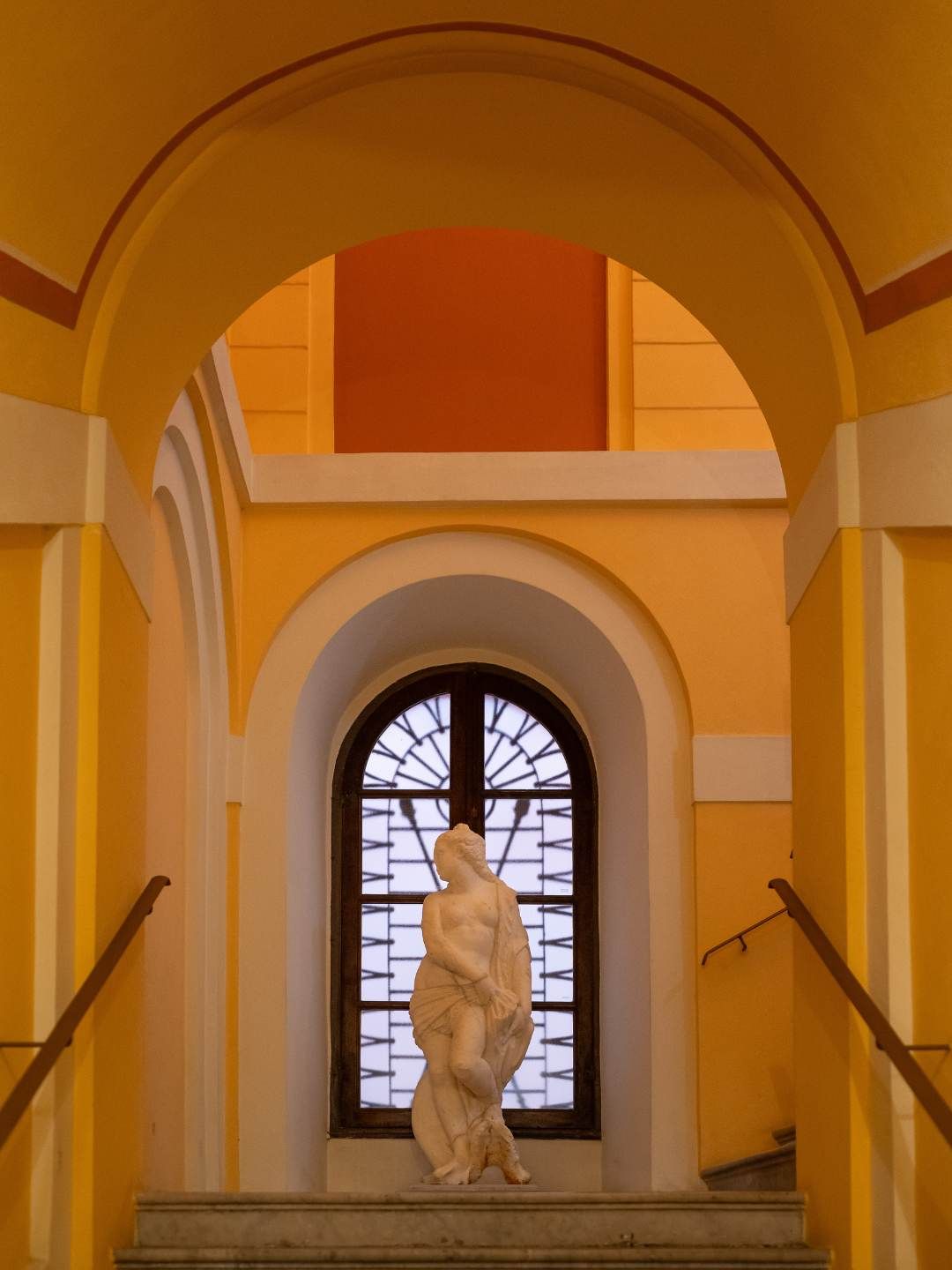 Statua neoclassica dentro Palazzo di Città a Sassari