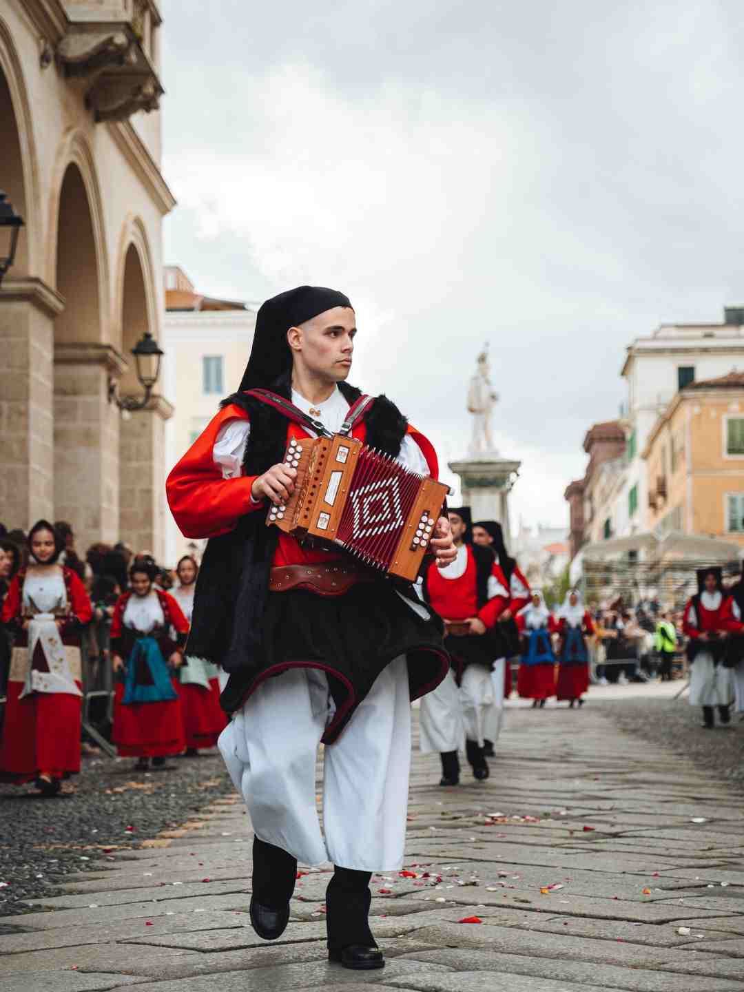 Sfilata con strumenti musicali tipici alla Cavalcata Sarda a Sassari